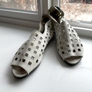 Arche “Drick” perforated sandals in bone